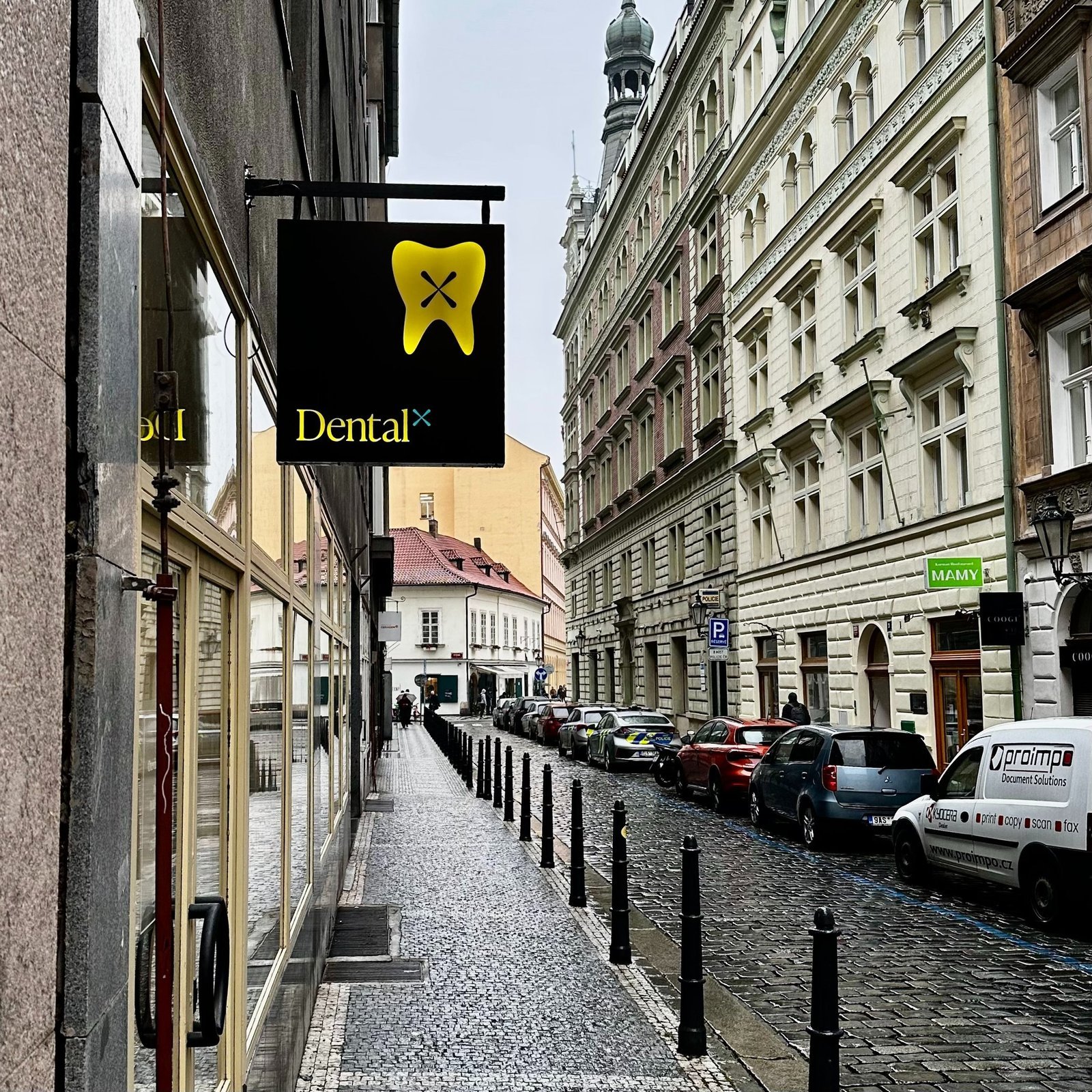 Vchod do kliniky DentalX v centru Prahy